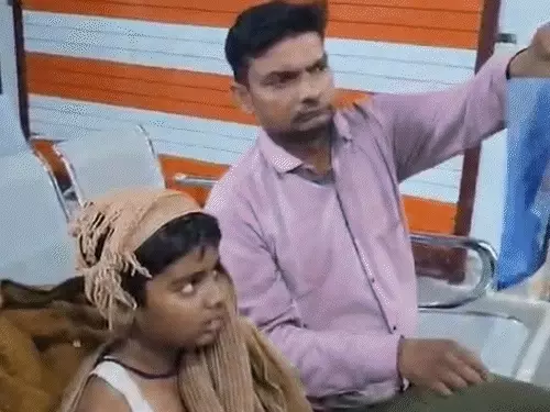 टीचर ने हाथ मरोड़ा