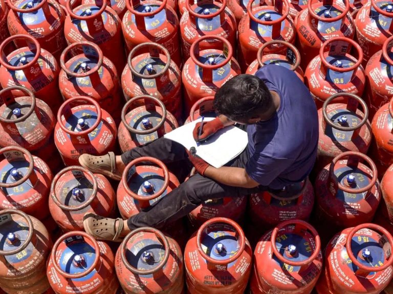Karnataka LPG shortage: Mandya auto drivers hit as fuel bunkers run dry
