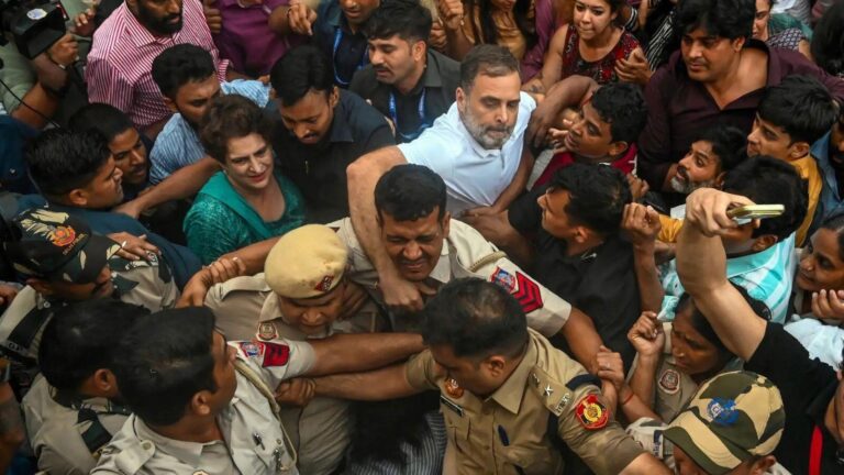 राहुल-प्रियंका समेत कांग्रेस नेताओं पर पुलिस पर हमला व बाधा डालने के चार FIR