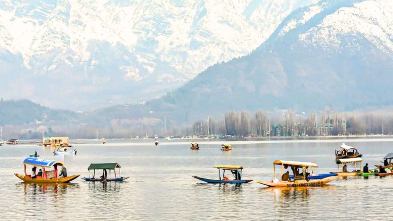 डल झील में पेट्रोल-डीजल से चलने वाली जेट स्की पर हाईकोर्ट ने बैन लगाया