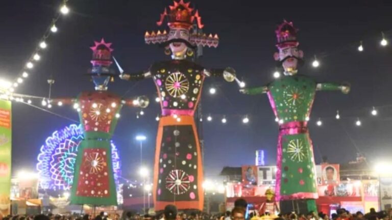 दिल्ली: रावण सहित 30 फीट ऊंचा कॉकरोच भी जलेगा, रामलीला समिति का फैसला