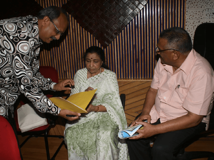 आशा भोसले ने राजस्थानी फिल्मों में भी गाए थे गाने:शब्दों की ट्रेनिंग हुई, डायरेक्टर ने 25 हजार बोलकर 7 हजार दिए फिर भी कुछ नहीं बोलीं