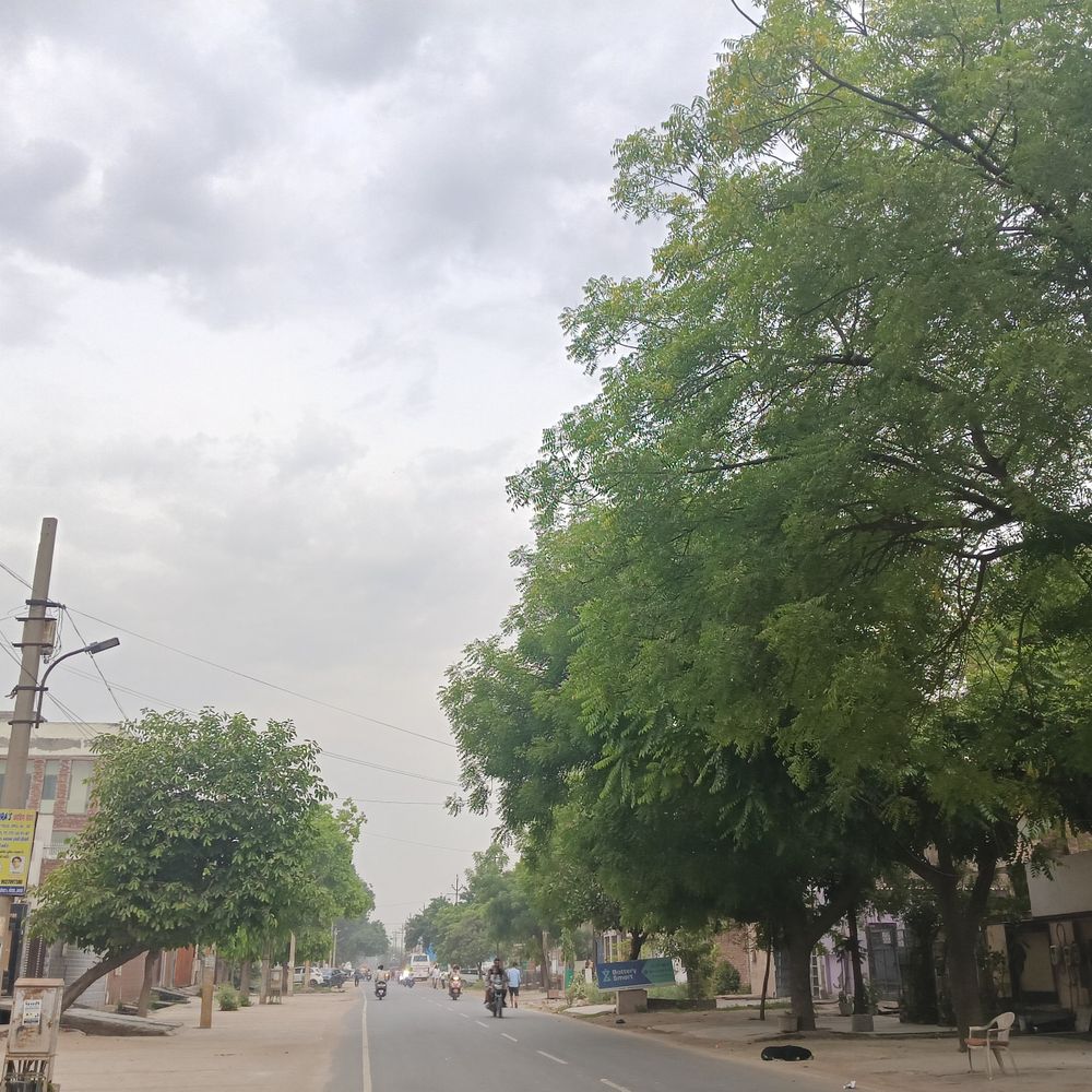 आगरा में सुबह से छाए बादल, तापमान 30°C:दिनभर कुछ ऐसा ही मौसम रहने की है उम्मीद, 42°C तक पहुंच सकता है तापमान