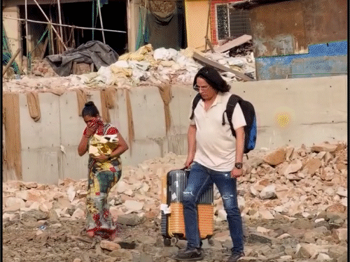 मुंबई की सड़कों पर भारी सूटकेस उठाते दिखे राहुल रॉय:पहचान नहीं पाए कई लोग, बदले लुक ने चौंकाया, कभी नेशनल क्रेज थे