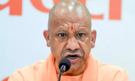 सीएम योगी ने स्टंटबाजी, शराब के नशे में गाड़ी चलाने, ओवरलोडिंग, डग्मागार बसें, अवैध डंफर के खिलाफ कार्रवाई के दिए निर्देश