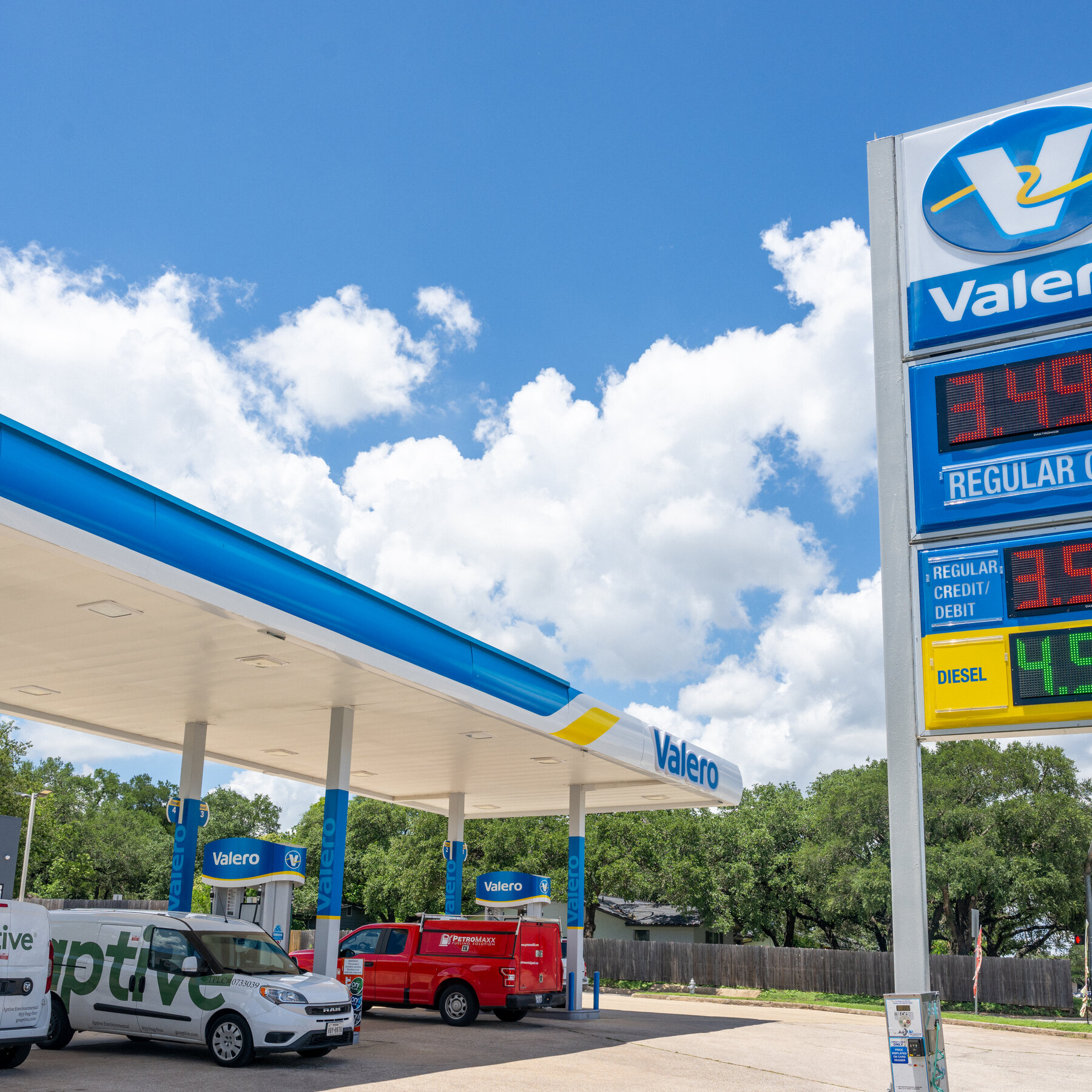 Iran War Live Updates: Oil Prices Fall as U.S.-Iran Deal Offers Hope for Shipping