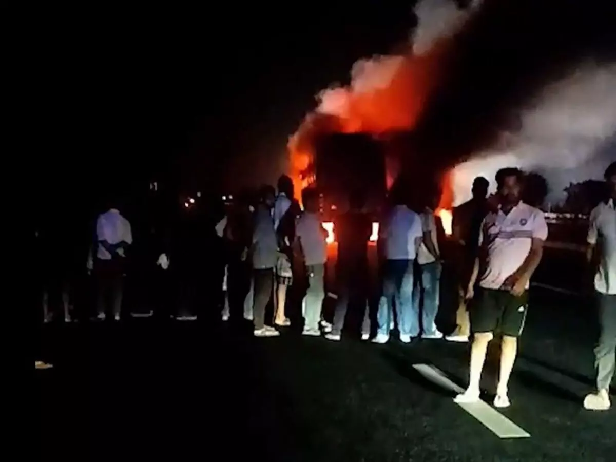 यूपी: ट्रक से टक्कर होने पर धूं-धूं कर जलने लगी बस, ड्राइवर और कंडक्टर की मौत