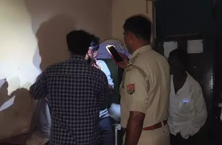 हमीरपुर में मोबाइल फ्लैश की रोशनी में घायल को लगाए गए टांके, स्वास्थ्य व्यवस्था पर उठे सवाल