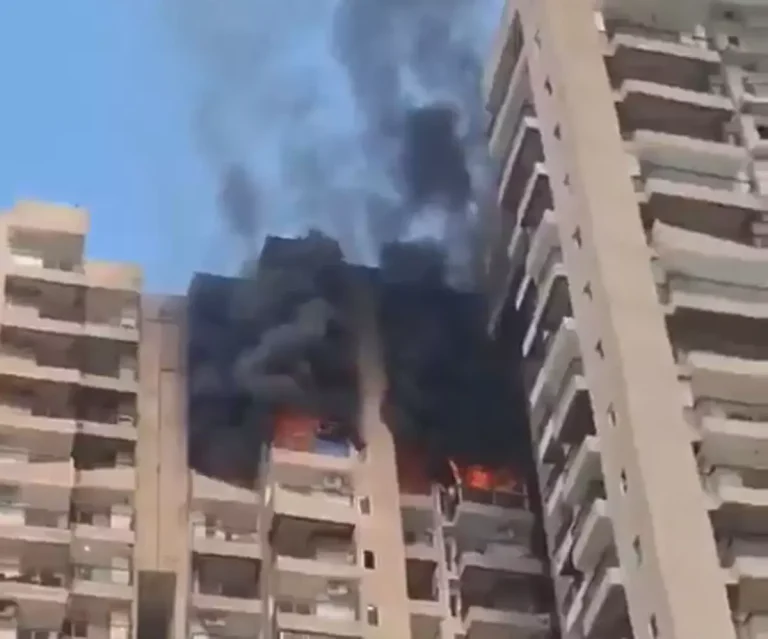 नोएडा की ऊँचाई पर आग: अरण्य सोसाइटी की 21वीं मंजिल पर हड़कंप