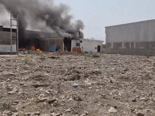 गाजियाबार में केमिकल फैक्ट्री में आग लगी:सिलेंडर फटे तो कर्मचारी जान बचाकर भागे, 10 गाड़ियों ने आग पर काबू पाया