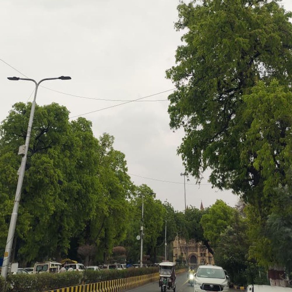 प्रयागराज में सुबह से छाए बादल, तेज आंधी,बारिश के आसार:आंधी-बारिश और ओलावृष्टि से तापमान में गिरावट, मौसम विभाग ने जारी की चेतावनी