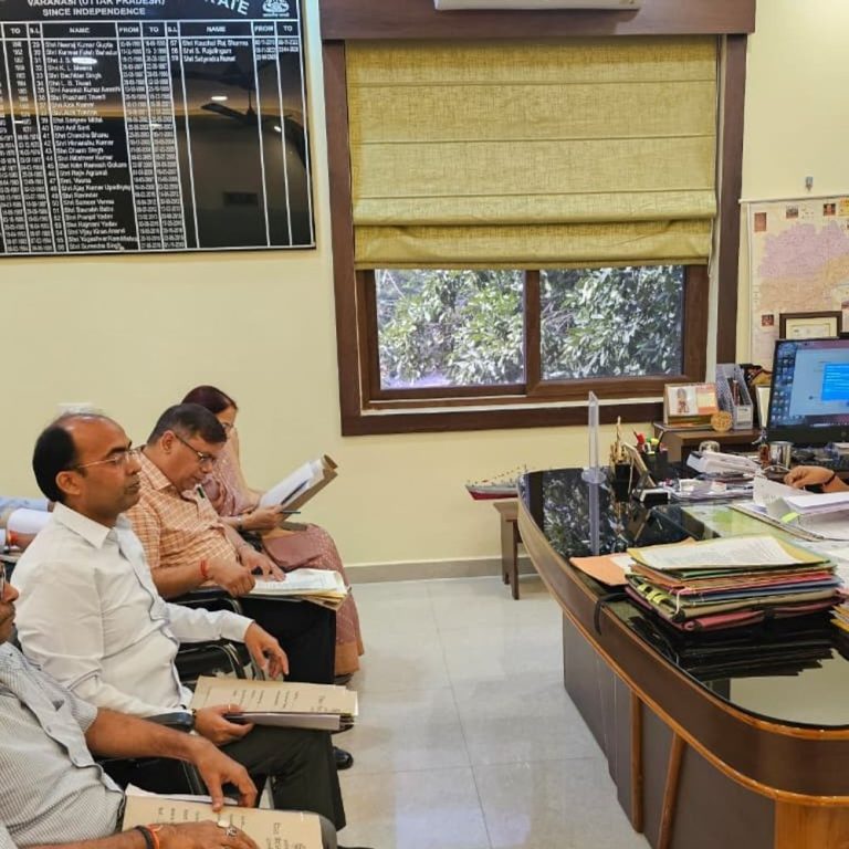 स्कूलों की मनमानी की शिकायत के लिए बना कंट्रोल रूम:वाराणसी के DM ने सभी स्कूलों से मांगी तीन वर्षों की फीस की सूची, मनमानी फीस पर तत्काल हो कार्रवाई